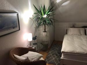a bedroom with a bed and a potted plant at Wattlöwe ruhige Ferienwohnung mit Terrasse nahe Eider & Deich in Tönning