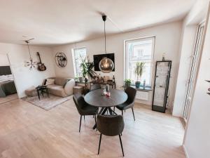 Posezení v ubytování Modern, Centrally located Apartment!