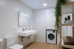 a bathroom with a sink and a washing machine at Main Lofts Valencia in Valencia