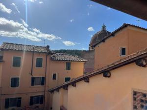 Blick auf zwei Gebäude und ein Kuppelgebäude in der Unterkunft Casa IL NIDO in San Giovanni Valdarno