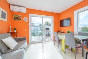 Televízia a/alebo spoločenská miestnosť v ubytovaní Apart-rent Apartment Bahia 0012