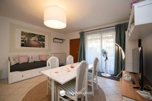 Μια τηλεόραση ή/και κέντρο ψυχαγωγίας στο Villaggio Tavaredo - Appartamento 02