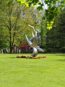 Eine Vogelstatue in einem Grasfeld in der Unterkunft Torhaus Möhnesee in Möhnesee