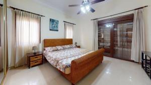 una camera da letto con un letto e un ventilatore a soffitto di Green Paradise a Juan Dolio