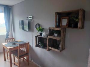 Pokój ze stołem, stołem i stołem w obiekcie Location studio Nord Superdevoluy w mieście Dévoluy