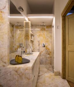 A bathroom at Palazzo Delle Pietre - Luxury Apartments Még 37 kép