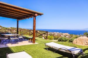 un patio avec vue sur l'océan dans l'établissement Borgo Arborea Charming Retreat, à Santa Teresa Gallura