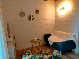 una stanza con un letto, un tavolo e delle sedie di Le Clos de Roussières a Rignac