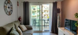 Televízia a/alebo spoločenská miestnosť v ubytovaní Disfruta Sol & Playa en Corralejo I