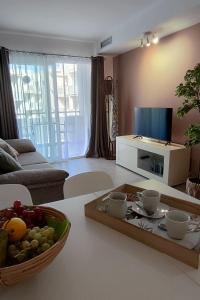 Televízia a/alebo spoločenská miestnosť v ubytovaní Disfruta Sol & Playa en Corralejo I