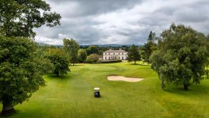 Golf v hotelu nebo okolí