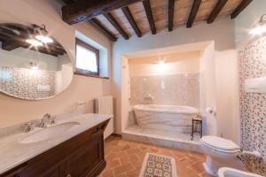 Fotografie z fotogalerie ubytování Villa Poderina 8, Emma Villas v destinaci Acqualagna