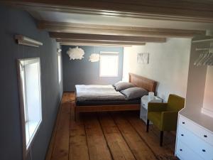 a bedroom with a bed and a window at Grußschinner Häusl in Großschönau