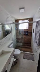 Ένα μπάνιο στο Loft Praia da Tartaruga com Hidromassagem