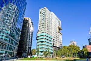 un edificio alto en una ciudad con edificios altos en Wilde Aparthotels London Paddington, en Londres