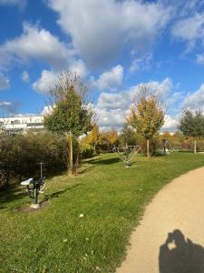 a shadow of a person taking a picture of a park at Luxus Wohnung in Schönefeld an Berlin direkt am Flughafen in Schönefeld