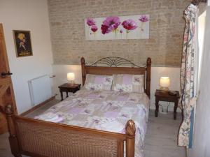 ein Schlafzimmer mit einem Holzbett mit zwei Tischen und zwei Lampen in der Unterkunft La Pommeraie in Nantillé + 47 Fotos