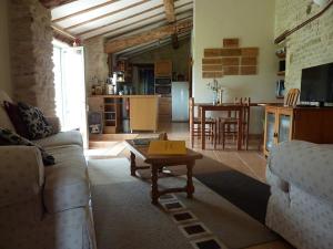 ein Wohnzimmer mit Sofa und Tisch in der Unterkunft La Pommeraie in Nantillé