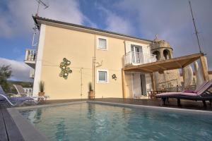 Бассейн в Casa Campanario Villa - Charming Nature Villa with Pool in a Picturesque Village By Villa Mana Gers или поблизости