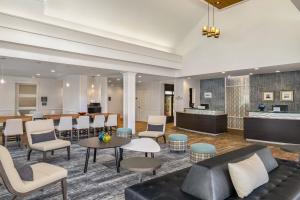 Et sittehjørne på Residence Inn by Marriott Long Island Islip/Courthouse Complex