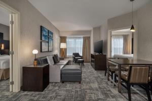 En TV eller et underholdningssystem på Residence Inn by Marriott Long Island Islip/Courthouse Complex