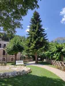 a park with a tree and a sign in the grass at A casa di zia Maly in Palena