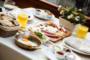 Možnosti snídaně pro hosty v ubytování Nizam Butik Otel Büyükada