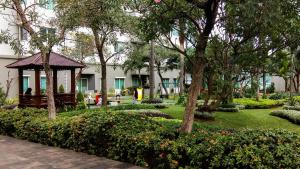 ジャカルタにあるGreat Deal 3BR Apartment at Thamrin Residence By Travelioの展望台、木々、花々のある公園