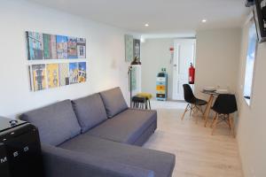 una sala de estar con un sofá y una mesa en Vila Santa Marinha, en Lisboa