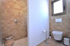 A bathroom at VILLA AUREA-Cala Mesquida- Primera linea de Mar
