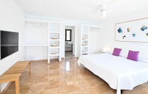 A bed or beds in a room at VILLA AUREA-Cala Mesquida- Primera linea de Mar