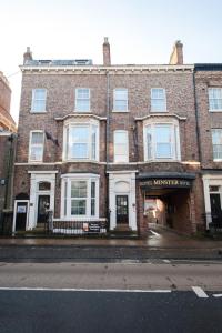 un gran edificio de ladrillo en una calle de la ciudad en The Minster Hotel en York