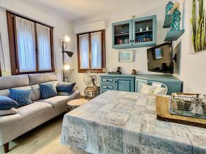 una sala de estar con un sofá y una mesa en Casa de Colón, en Denia