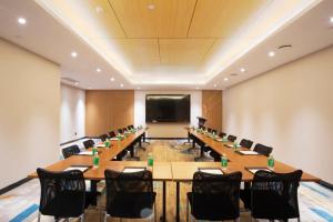 Zona business o sala conferenze di Hampton by Hilton Guangzhou Zhujiang New Town - Free Shuttle Bus to Canton Fair