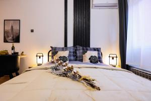 Un dormitorio con una gran cama blanca con dos lámparas. en Charm & Cozy studio Ravnice, en Zagreb 9 fotos más