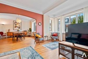 TV a/nebo společenská místnost v ubytování Cozy 1BR with Balcony and Workspace in Hollerich