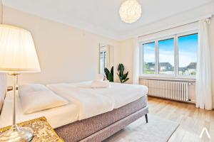 Postel nebo postele na pokoji v ubytování Cozy 1BR with Balcony and Workspace in Hollerich