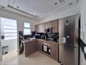 Kuchyň nebo kuchyňský kout v ubytování Bel appartement climatisé, avec piscine et parking souterrain gratuit, à deux pas de la mer