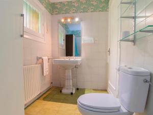 a bathroom with a toilet and a sink at Apartamentos 3000 Escarrilla in Escarrilla +30 photos