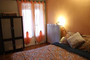 Un dormitorio con una cama y una ventana grande. en Villa MAS GUAPA dans le TARN Albigeois 81, en Lescure-dʼAlbigeois