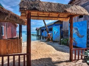 een gebouw met een rieten dak op het strand bij Ankounamatata in Sihanoukville