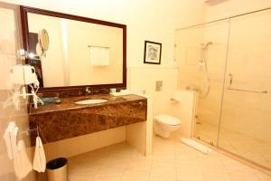 Koupelna v ubytování Zara Continental Hotel + 7 fotografií