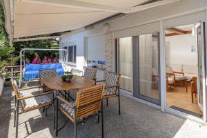 eine Terrasse mit einem Tisch und Stühlen sowie ein Esszimmer in der Unterkunft BOZENA in Crikvenica
