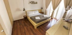 ein Schlafzimmer mit einem Bett mit zwei Handtüchern darauf in der Unterkunft Bio Hotel Palermo in Palermo