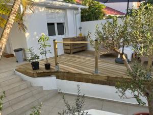 Balkón nebo terasa v ubytování Chambre studio confort vue piscine