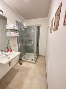 un bagno con doccia in vetro e lavandino di Doppelzimmer im Strandhaus 2 Grundbelegung 2 Pers a Elsterheide