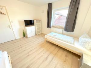 a small room with a bed and a window at III Apartment für bis zu 6 Personen, 94431 Großköllnbach in Pilsting