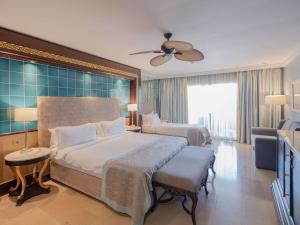 Postel nebo postele na pokoji v ubytování Rixos Premium Bodrum