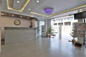 Vstupní hala nebo recepce v ubytování Hotel Limra Vadodara