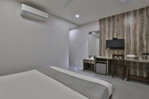 Postel nebo postele na pokoji v ubytování Hotel Limra Vadodara